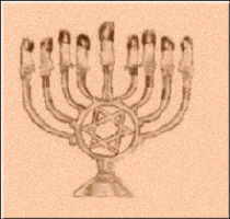 Achtarmige Chanukka-Menora mit dem 'Schammes'-Licht zum Entz&uuml;nden in der Mitte